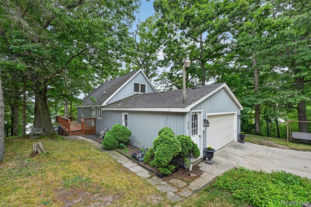 679 N Long Lake Boulevard, Lake Orion village
