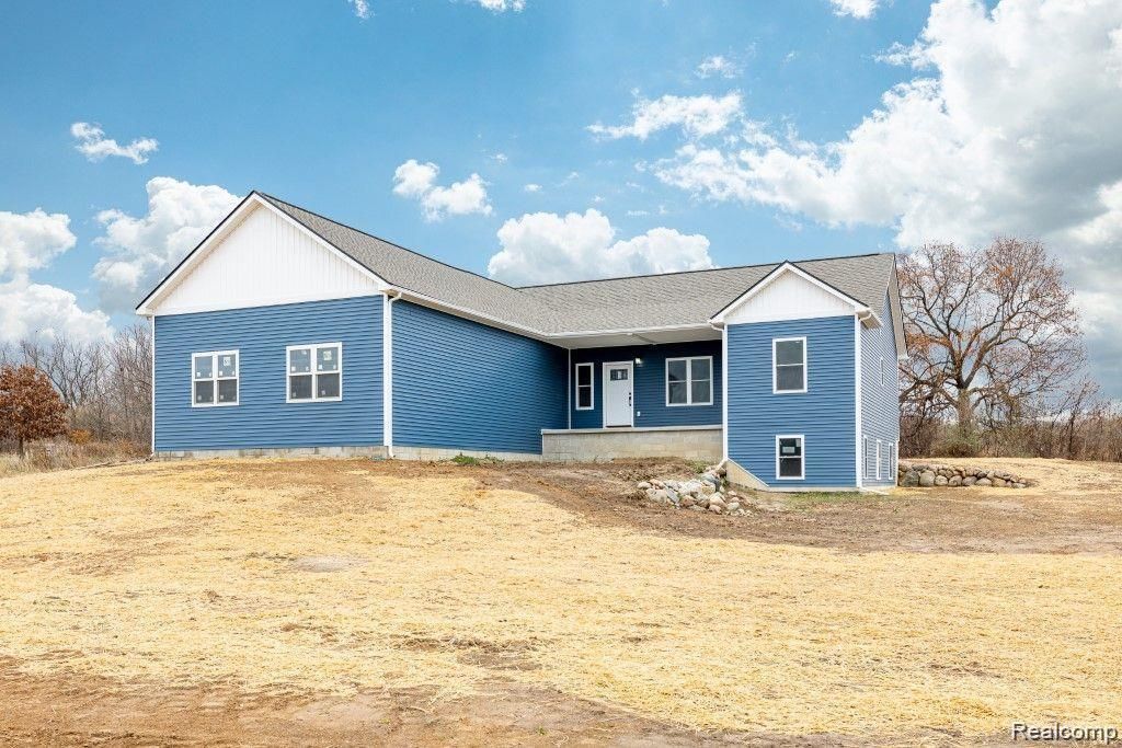 5516 W Lowe Road, Howell township