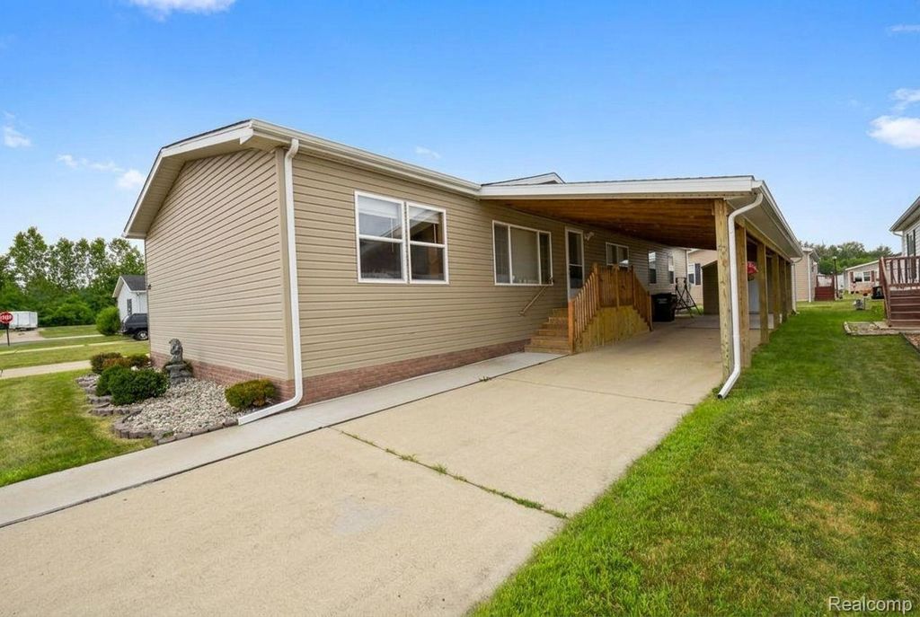 13451 Mapleview Street, Ash township