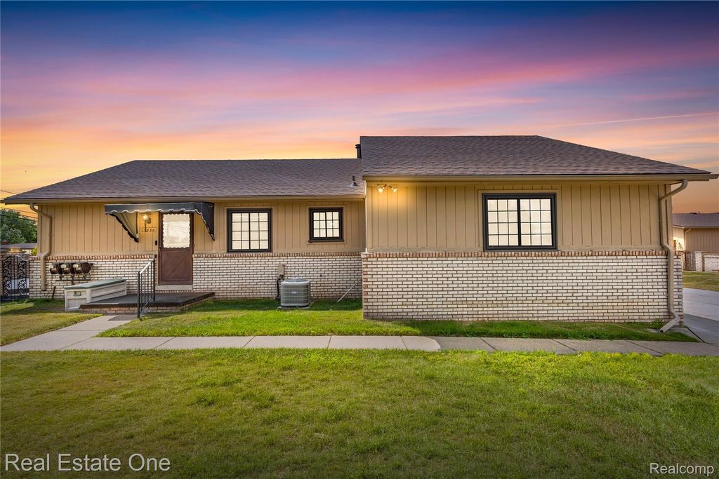 13936 Harrington Drive, Warren