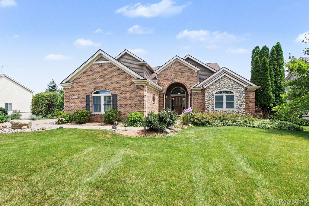 10654 W Braemar, Holly
