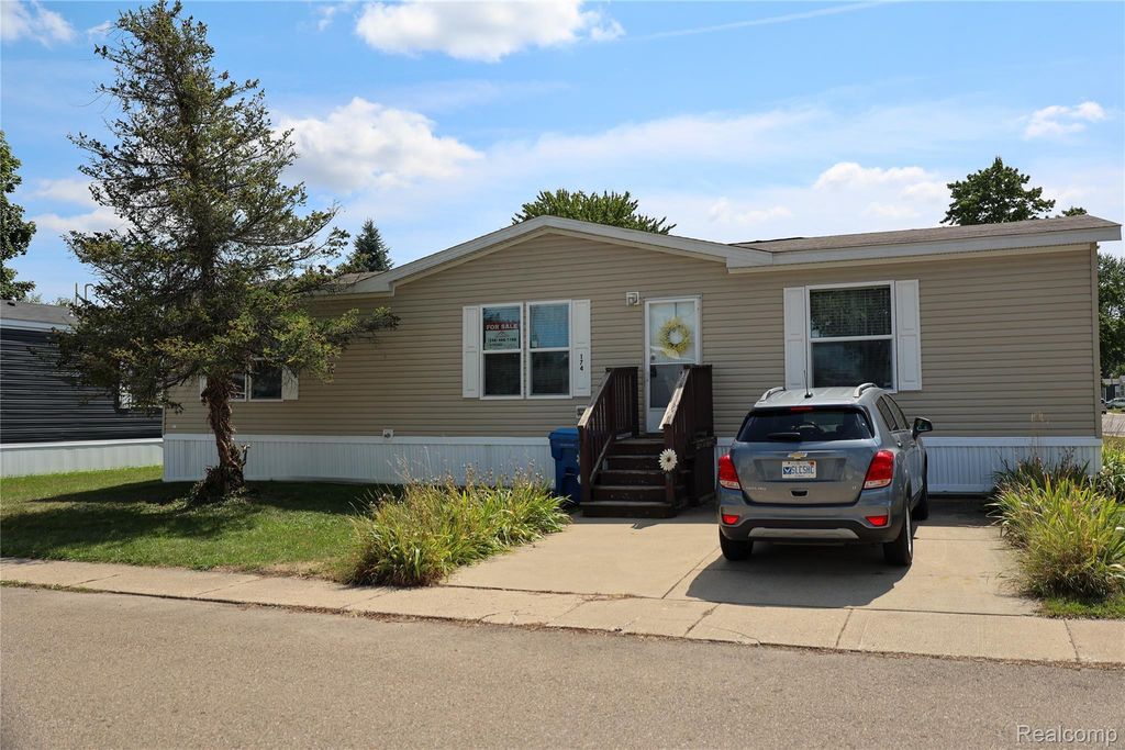 174 Suzanne Blvd, White Lake charter township