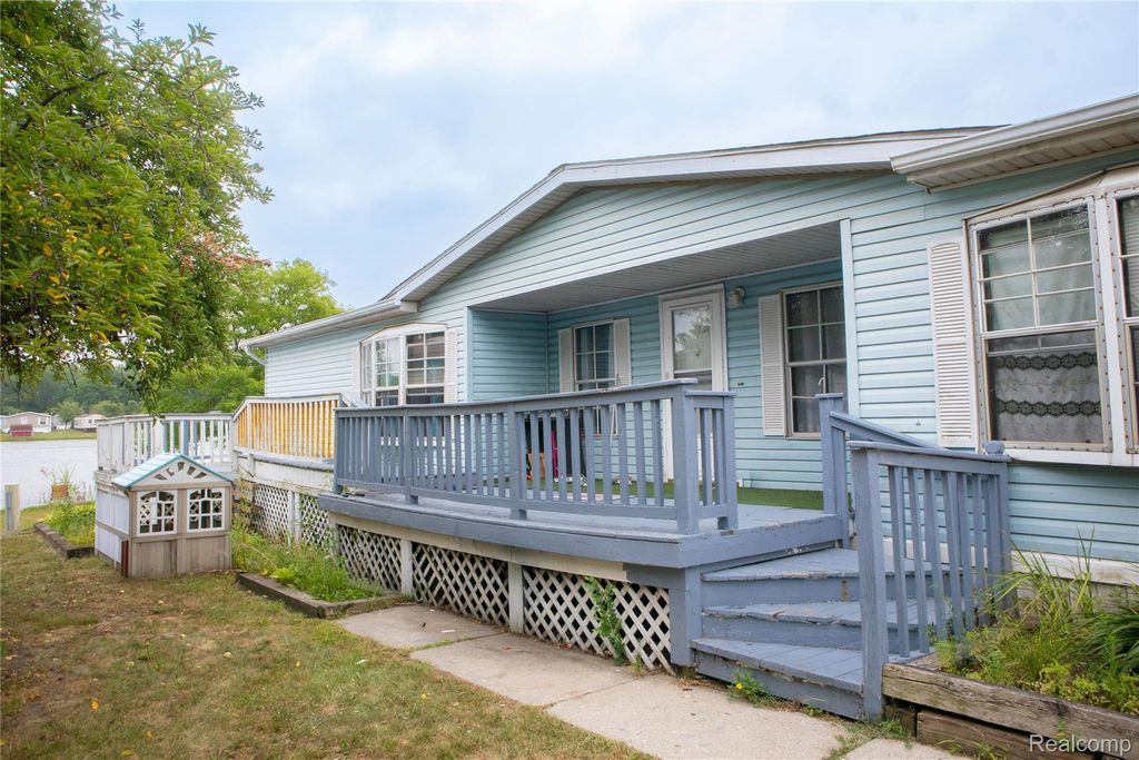 48584 Lakeview Circle, Utica