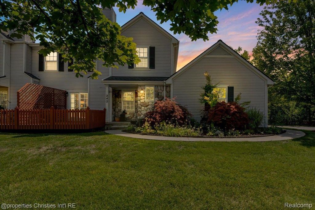 242 Barrington Circle, Lake Orion