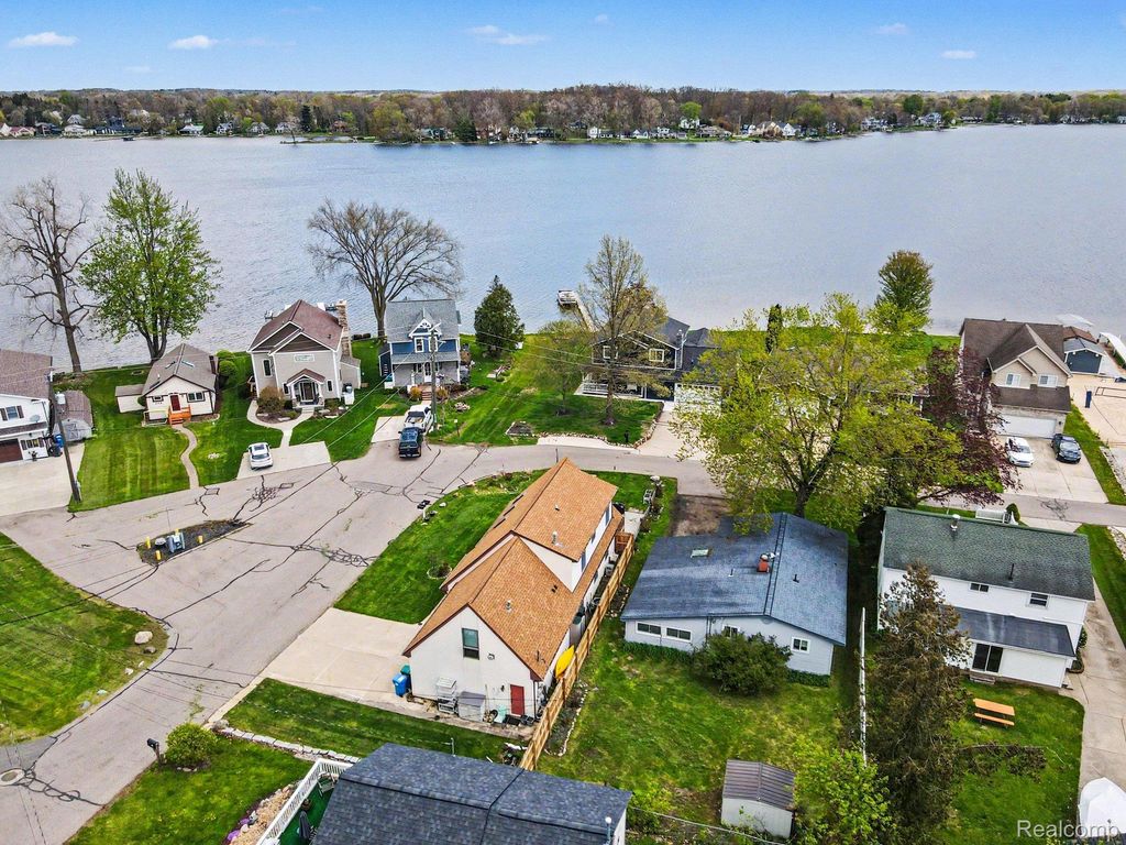 1210 Sunrise Park Street, Genoa township