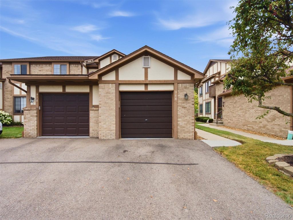 968 Country Club Drive 4, St. Clair Shores