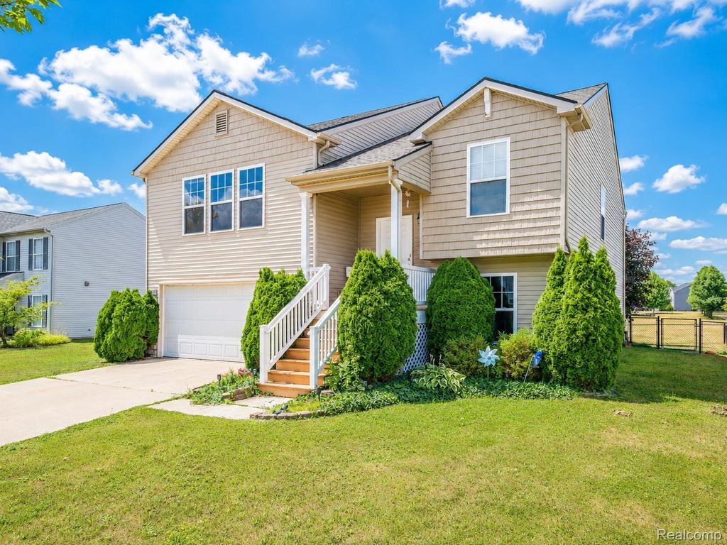 3067 Elk Creek Drive, Clayton charter township