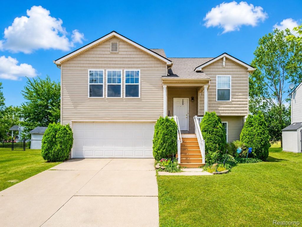 3067 Elk Creek Drive, Clayton charter township