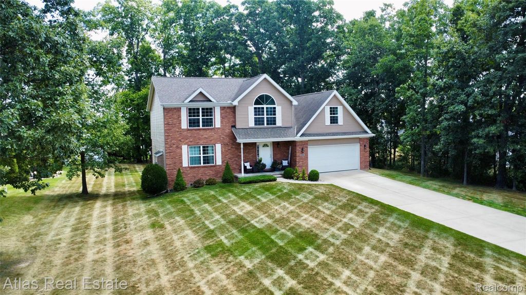 8345 Oak Ridge Drive, Atlas township