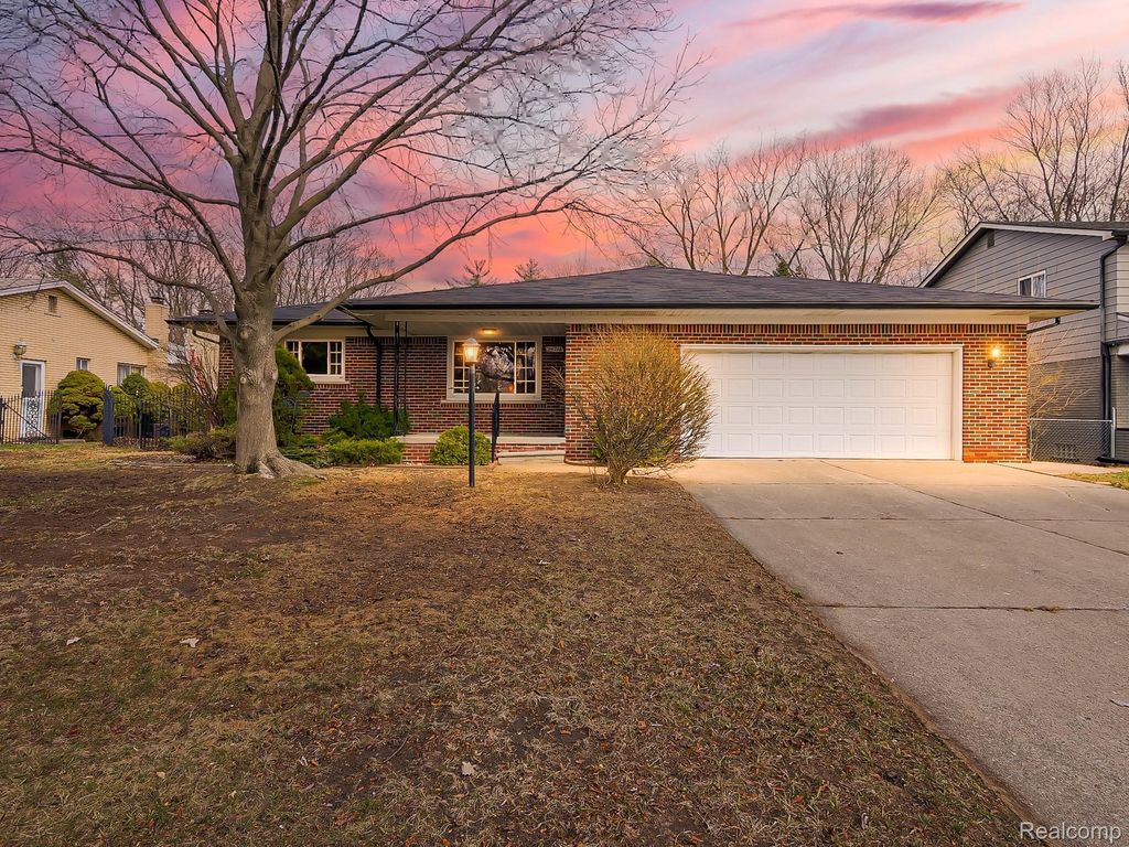 25748 Curie Avenue, Warren city