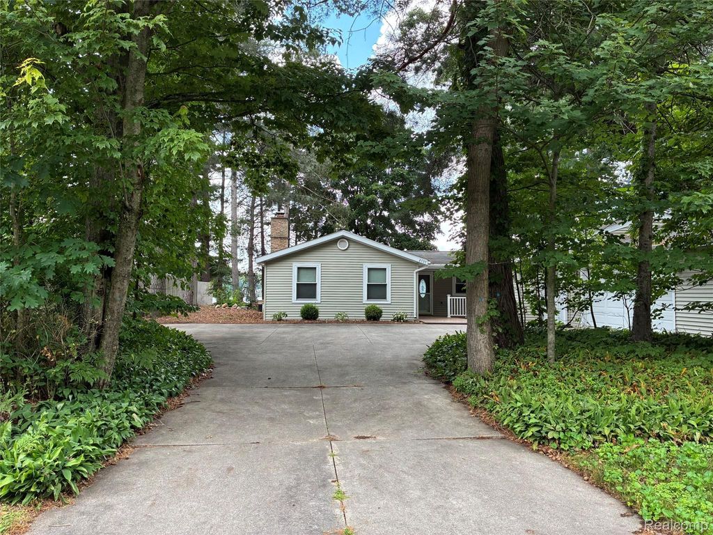 2737 N Lakeview Drive, Jerome township