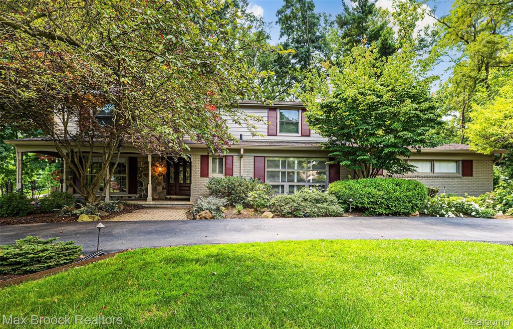 25933 Hersheyvale Drive, Franklin village