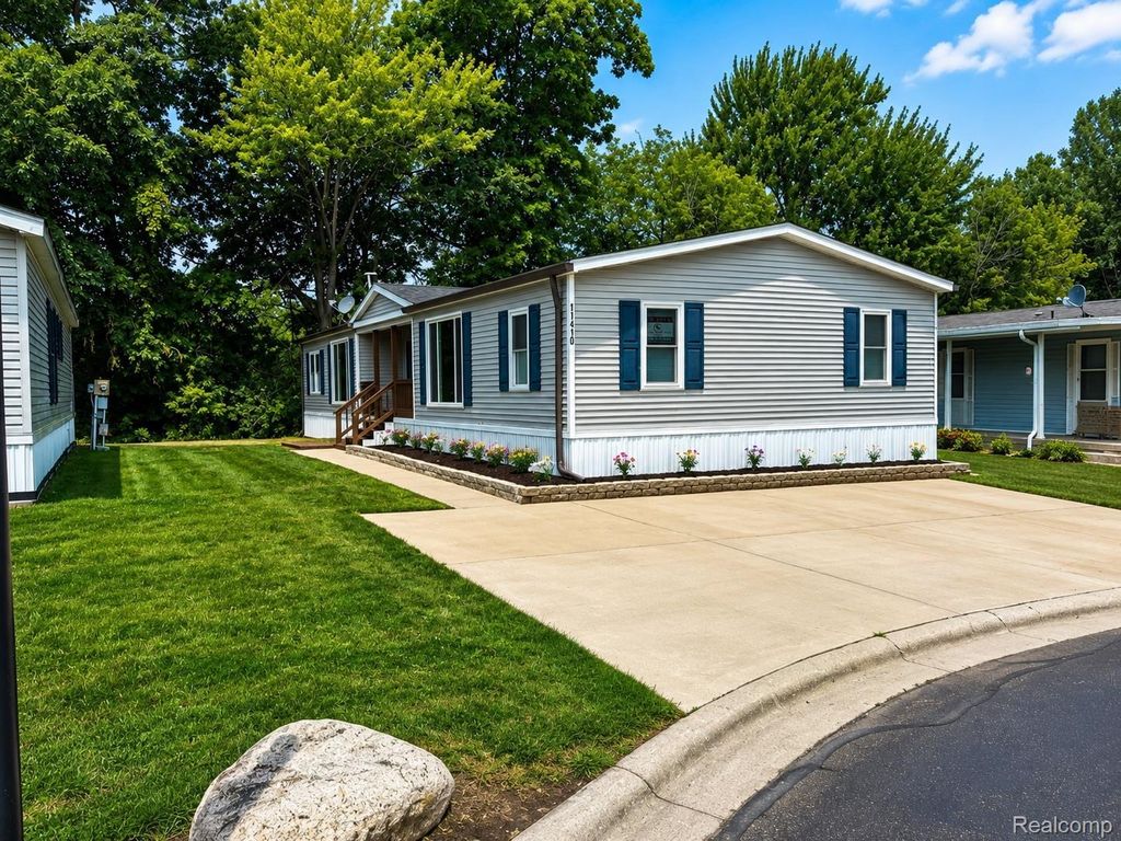 11410 N Lake Drive, Fenton city