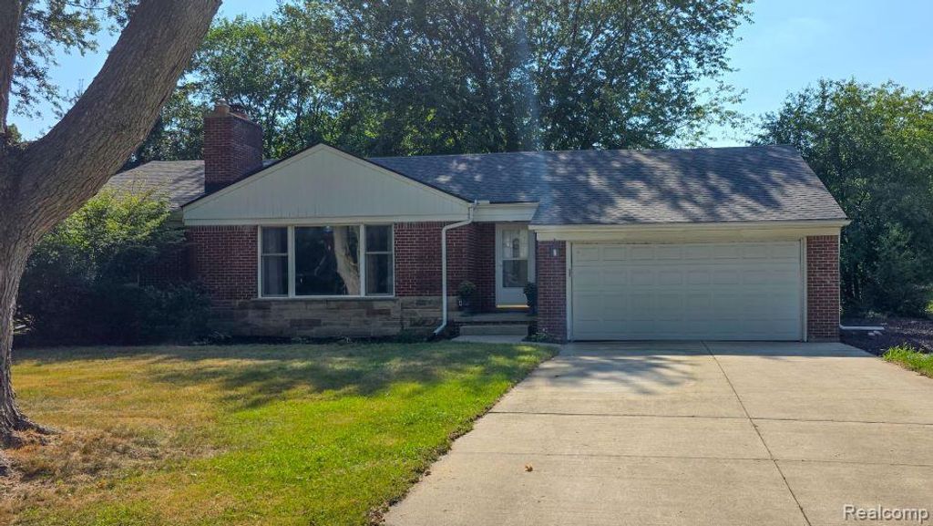 14111 Hillcrest Street, Livonia