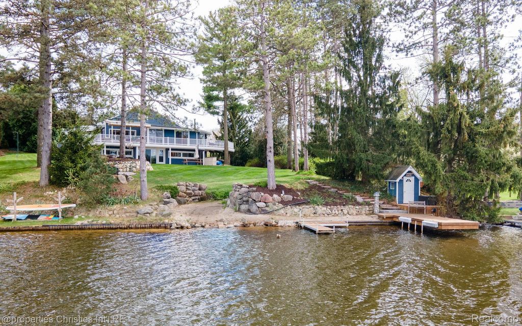 900 Indianwood Road, Lake Orion