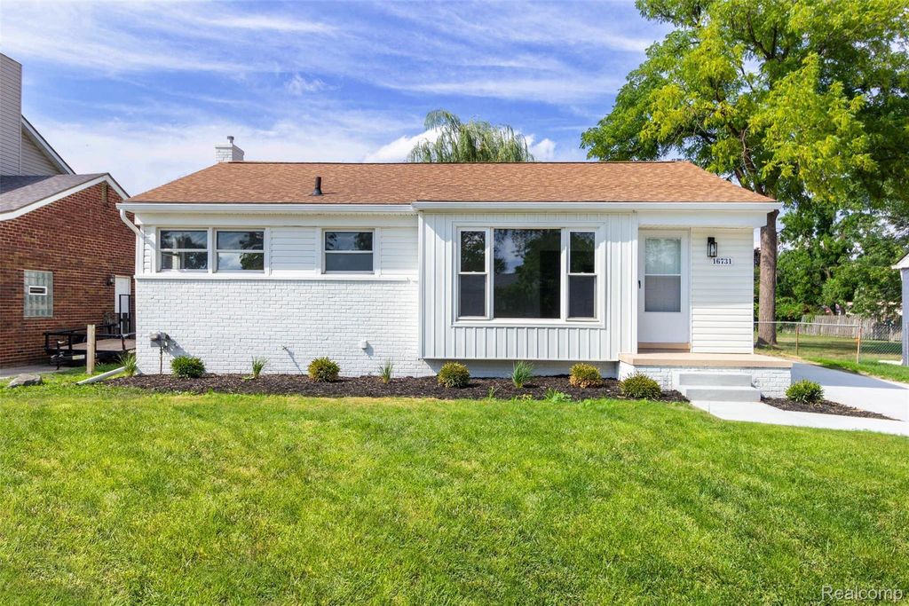 16731 College, Fraser city