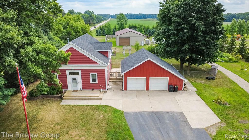 4005 Howland Road, Almont township