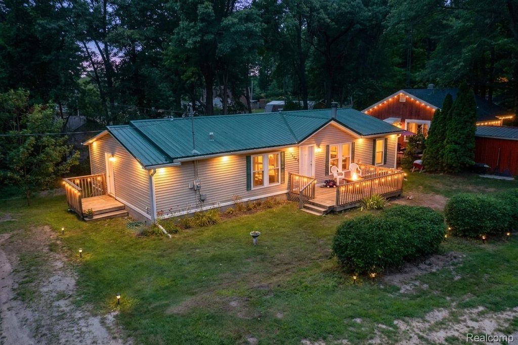 1325 Hillside Drive, Deerfield township