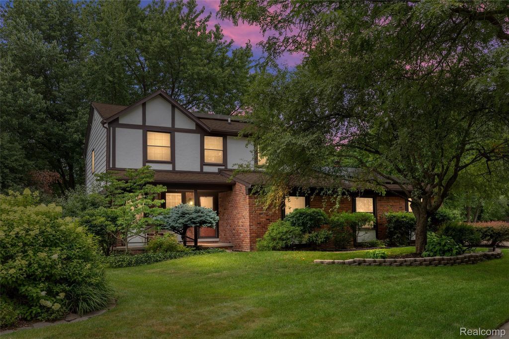 2937 Waterloo Drive, Troy city
