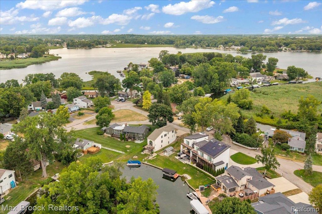 1025 Otter Avenue, Waterford charter township