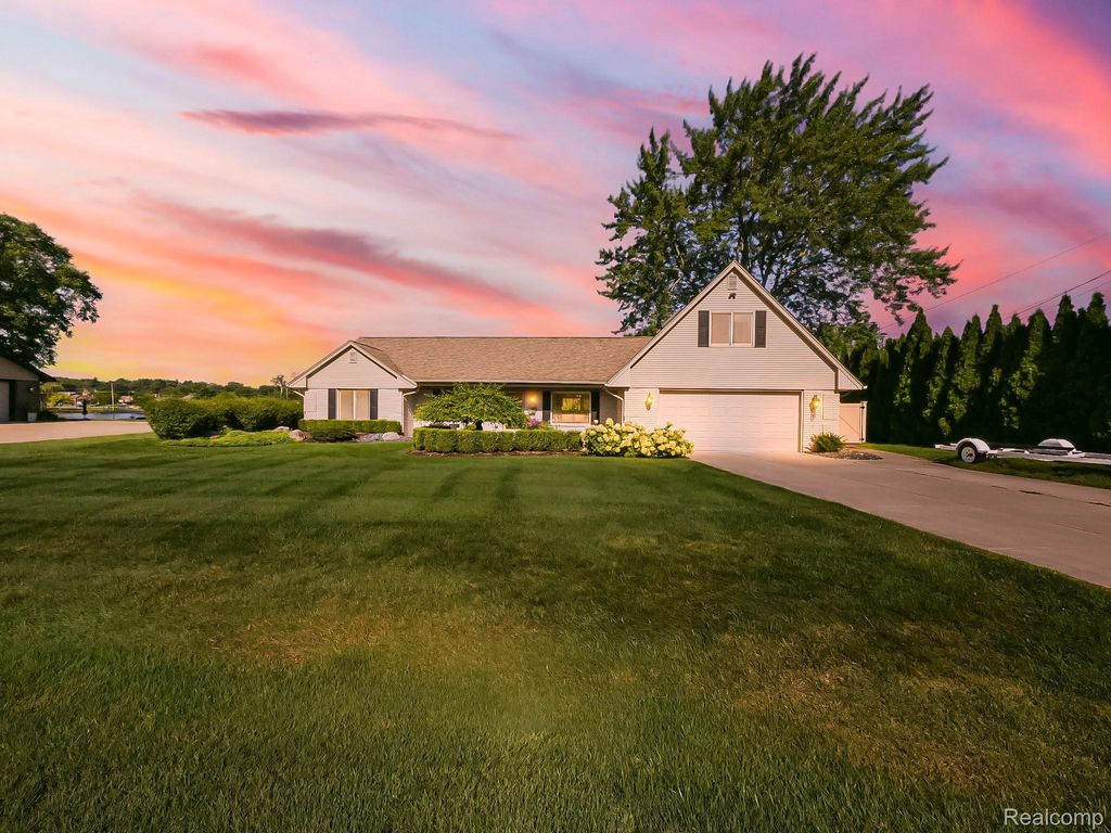 4977 Wavewood Drive, Commerce charter township