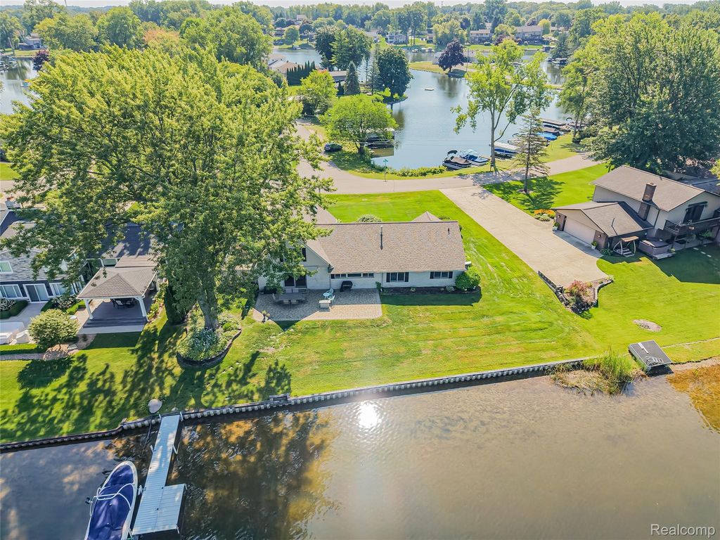 4977 Wavewood Drive, Commerce charter township