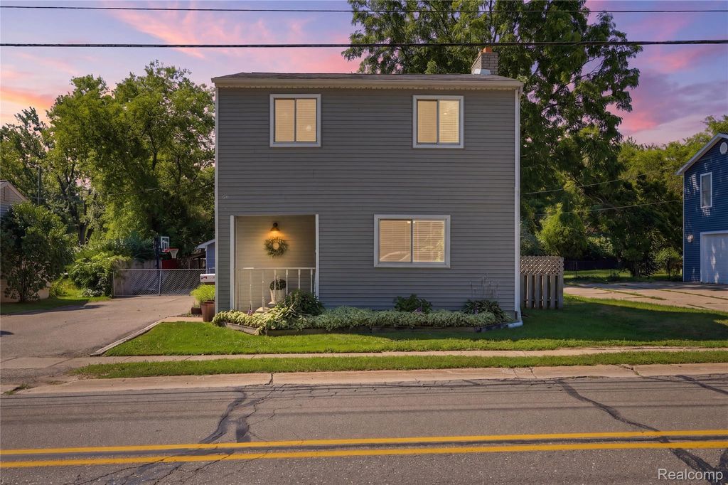 572 Atwater Street, Lake Orion village