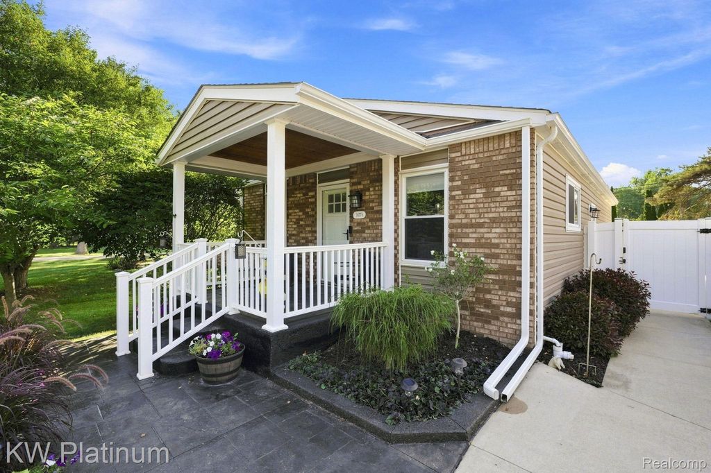 36776 Jefferson Avenue, Harrison charter township