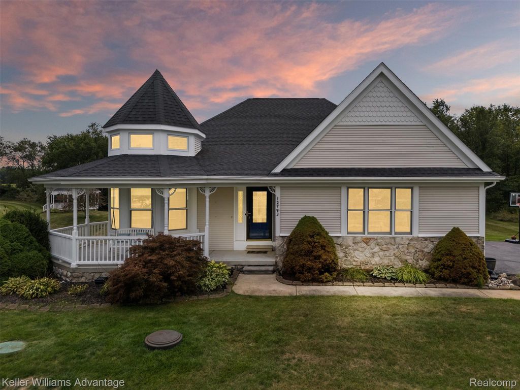 12793 Carolyn Way, Springfield charter township