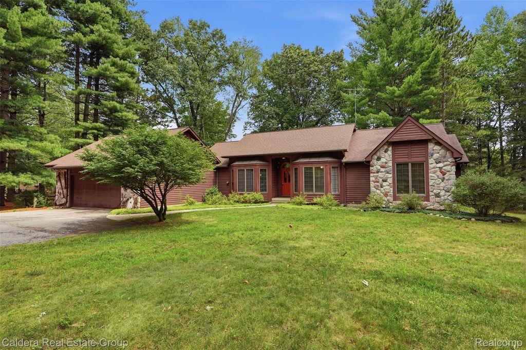 8636 Hidden Lake Drive, Deerfield township