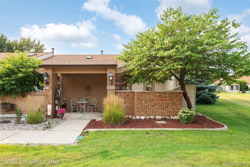 25111 Hamilton Court 6, South Lyon