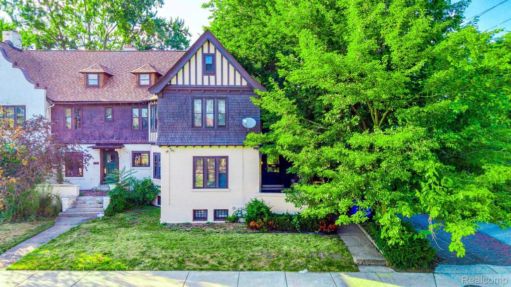 8129 E Lafayette Street, Detroit