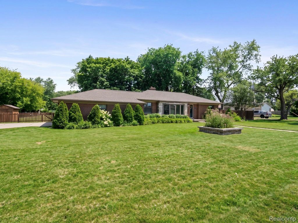 27200 Milton Avenue, Warren city
