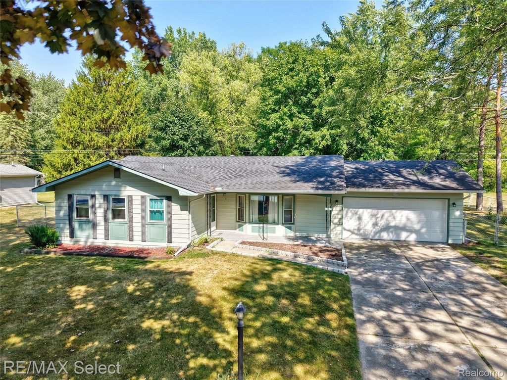 7439 Ironwood Drive, Mundy township