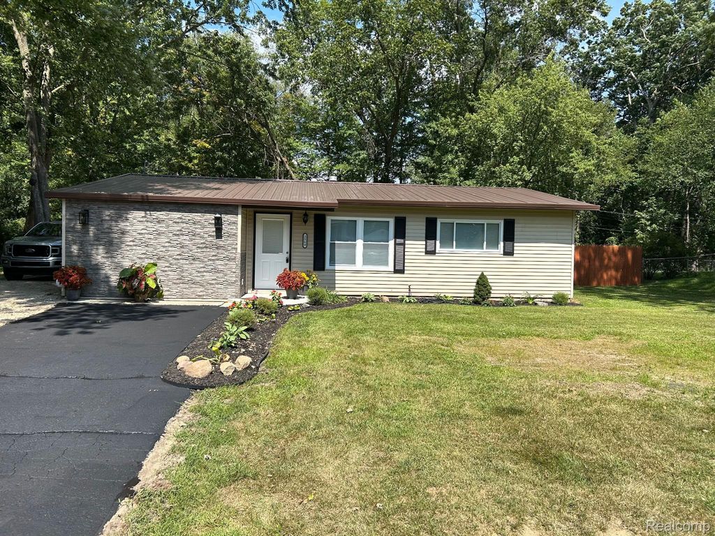 2564 Mueller Road, Orion charter township