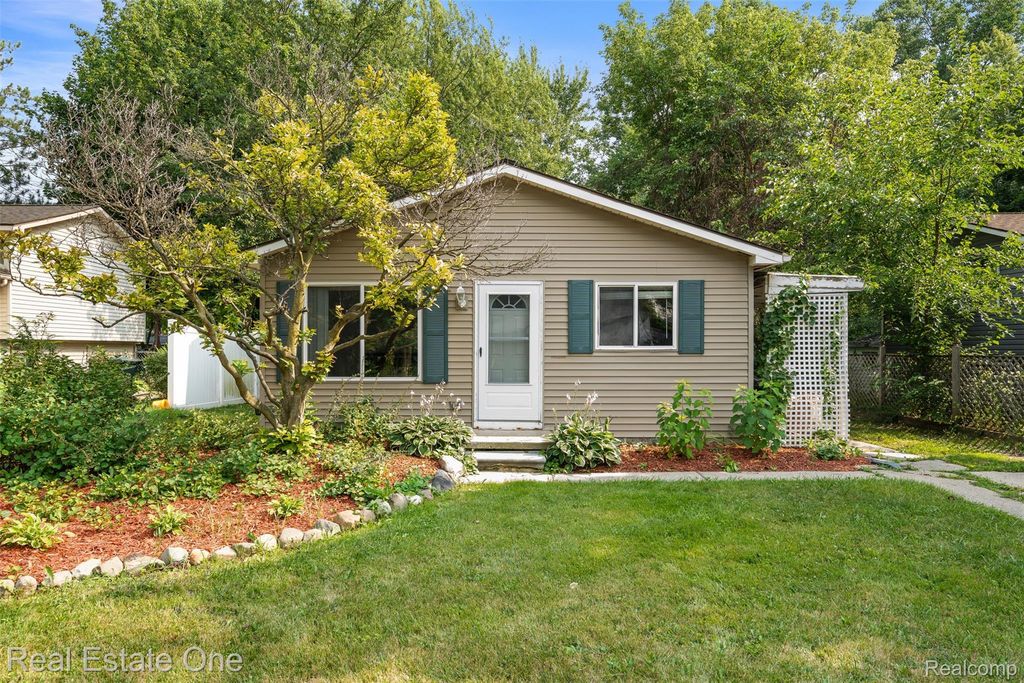 718 Miller Road, Lake Orion