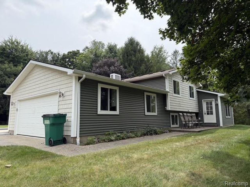 3595 Davison Lake Road, Ortonville