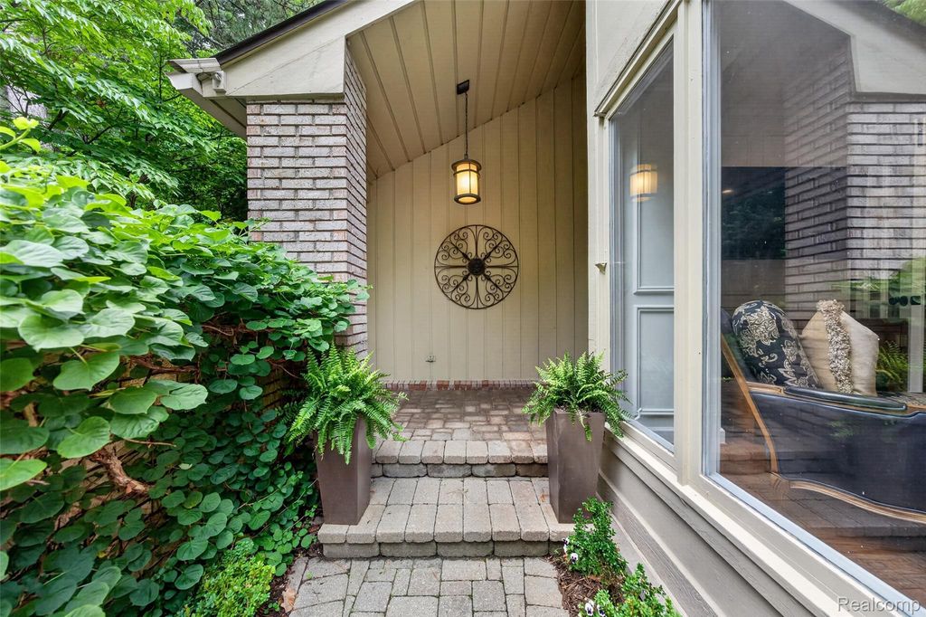 1262 Woodcrest Circle, Bloomfield Hills
