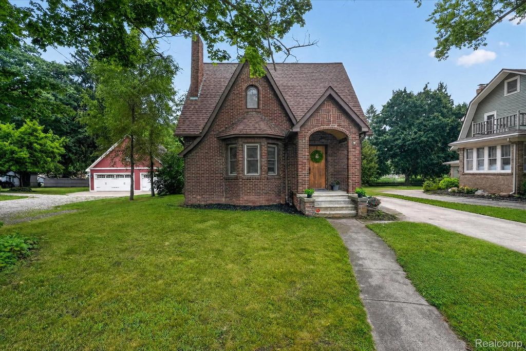 715 E Grand River Avenue, Fowlerville village