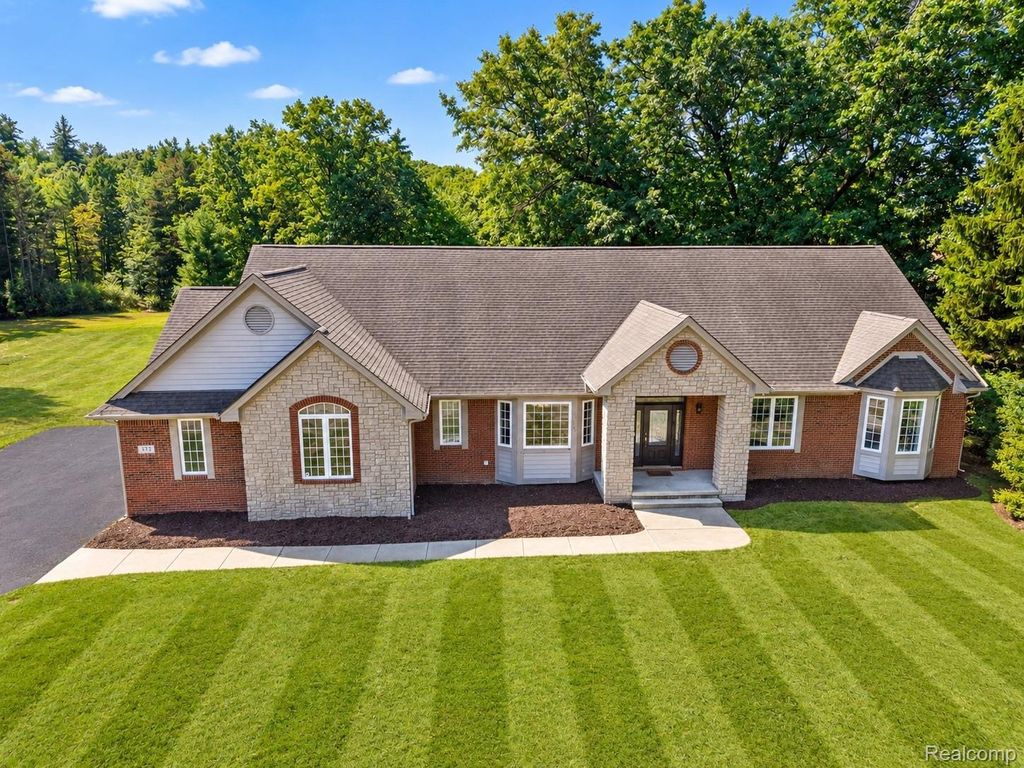372 Hunters Ridge Drive, Ortonville