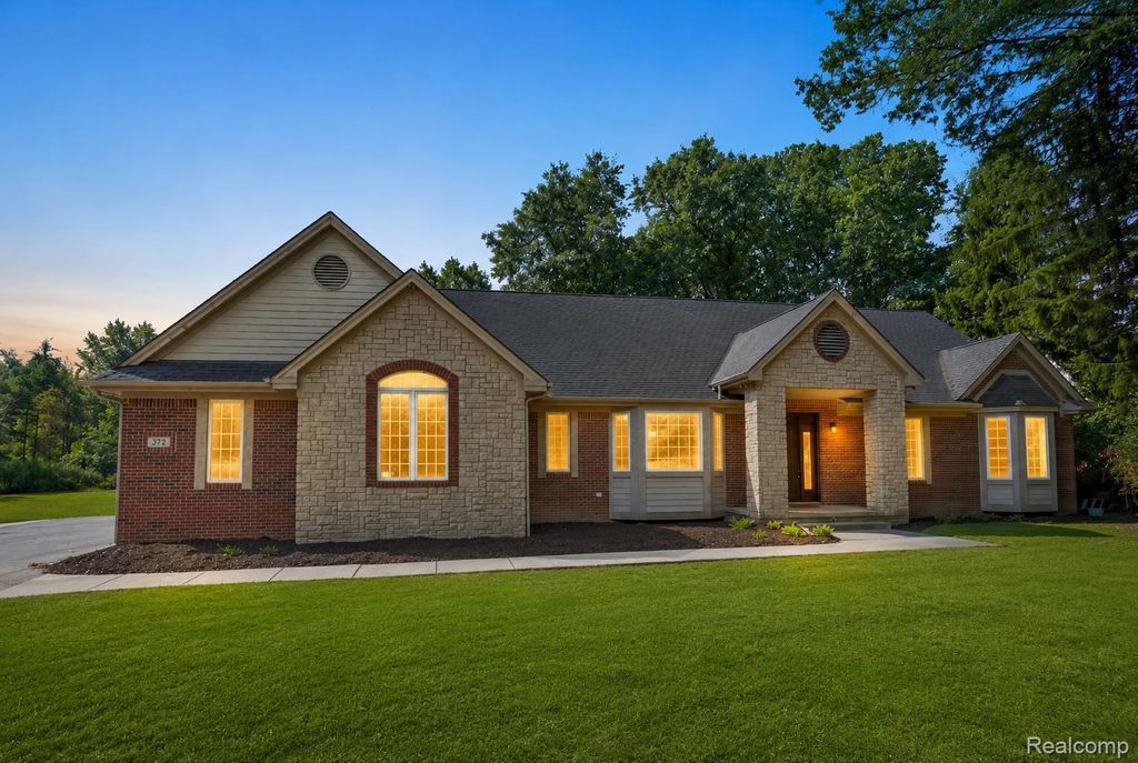 372 Hunters Ridge Drive, Brandon charter township