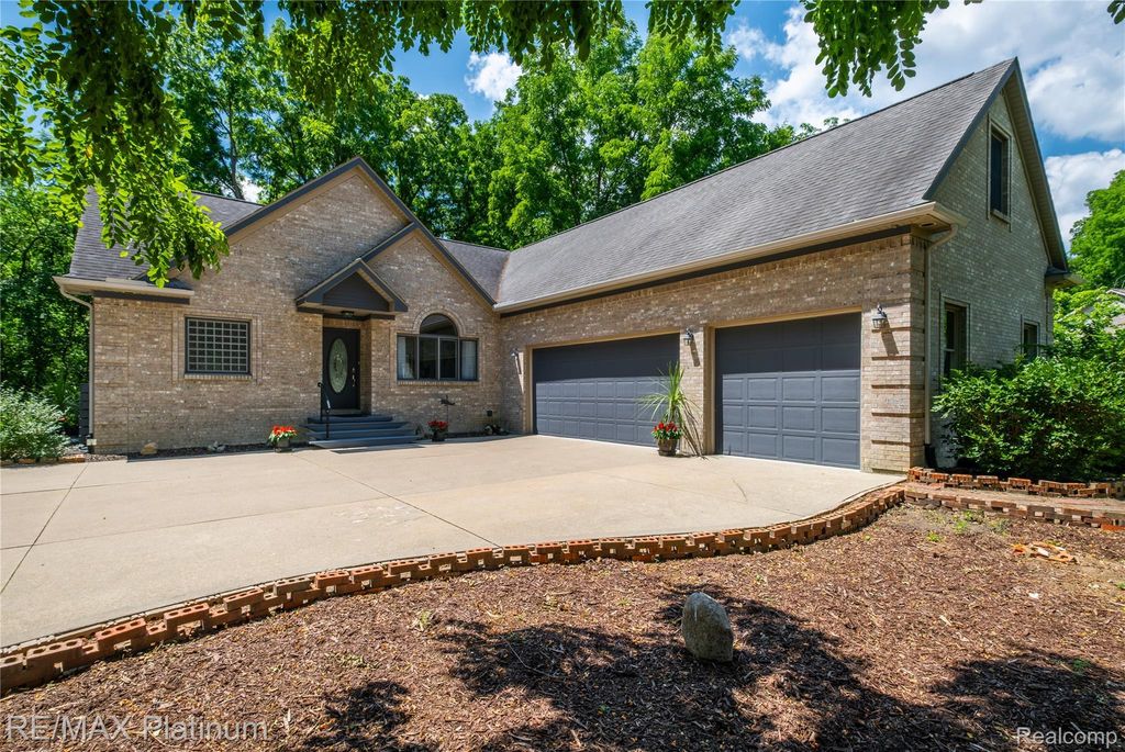13268 Harborview Drive, Fenton charter township