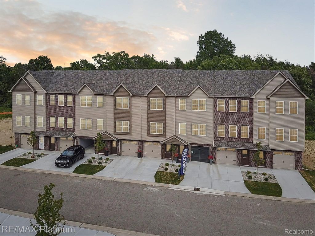2237 Knotty Pine Knotty Pine Lane, Howell