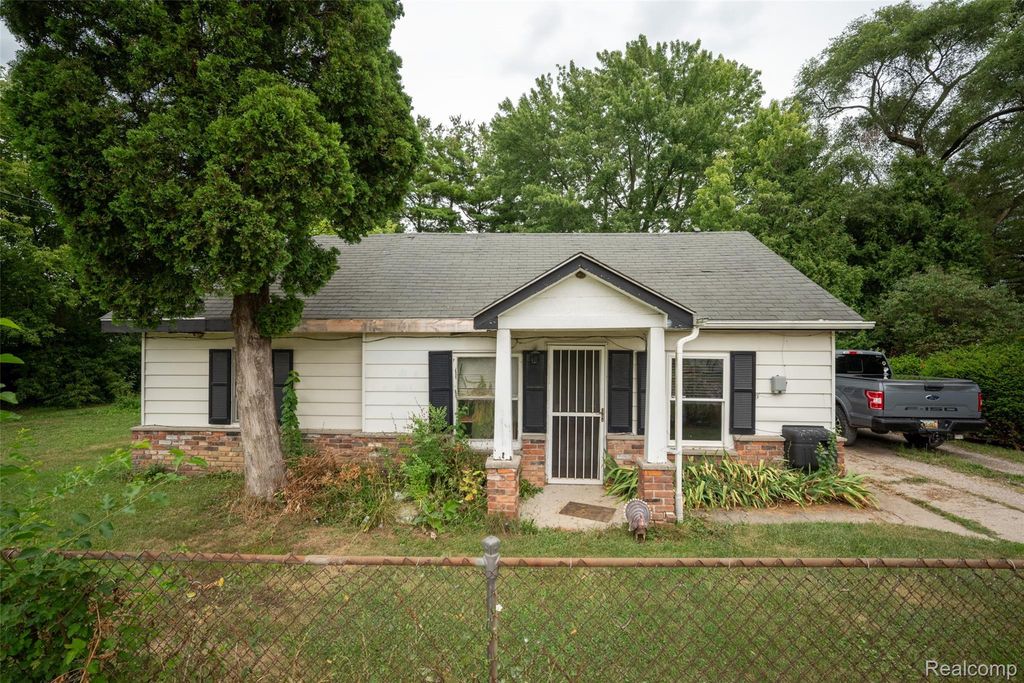 22211 Grandy Street, Clinton charter township