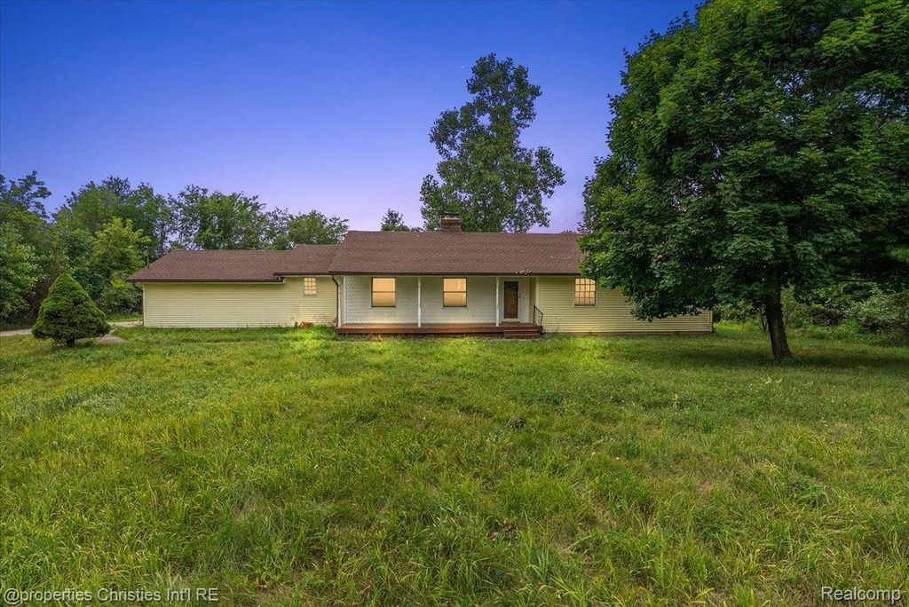 13010 Oyster Lake Road, Holly township