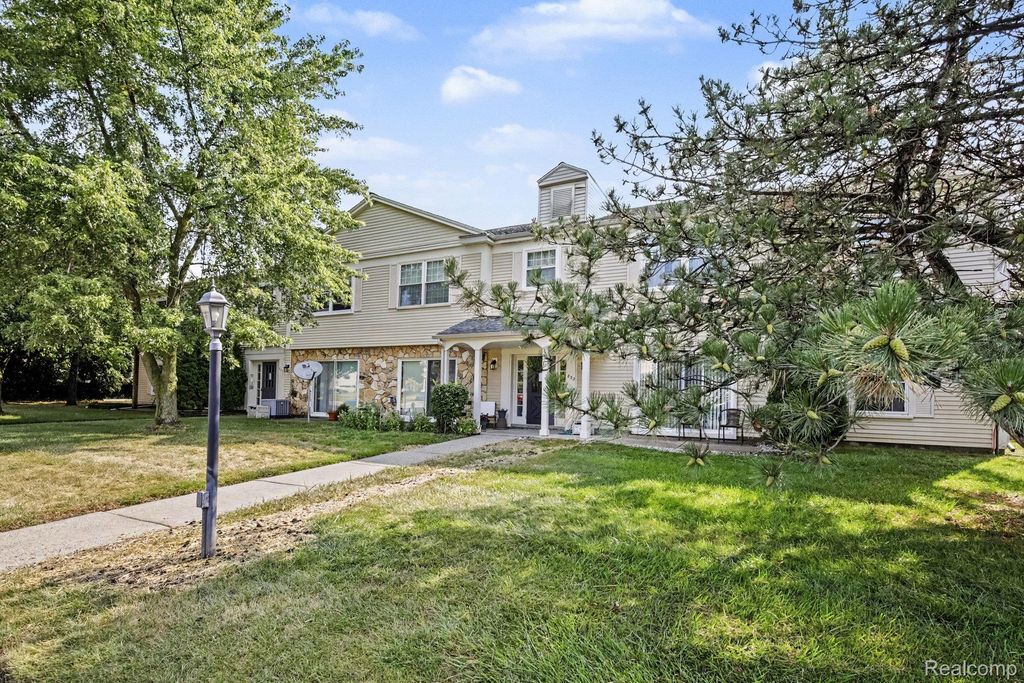 833 Bloomfield Village Boulevard G, Auburn Hills