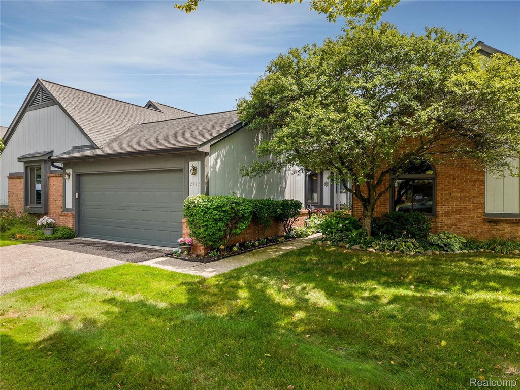2815 Lochmoor Boulevard, Lake Orion