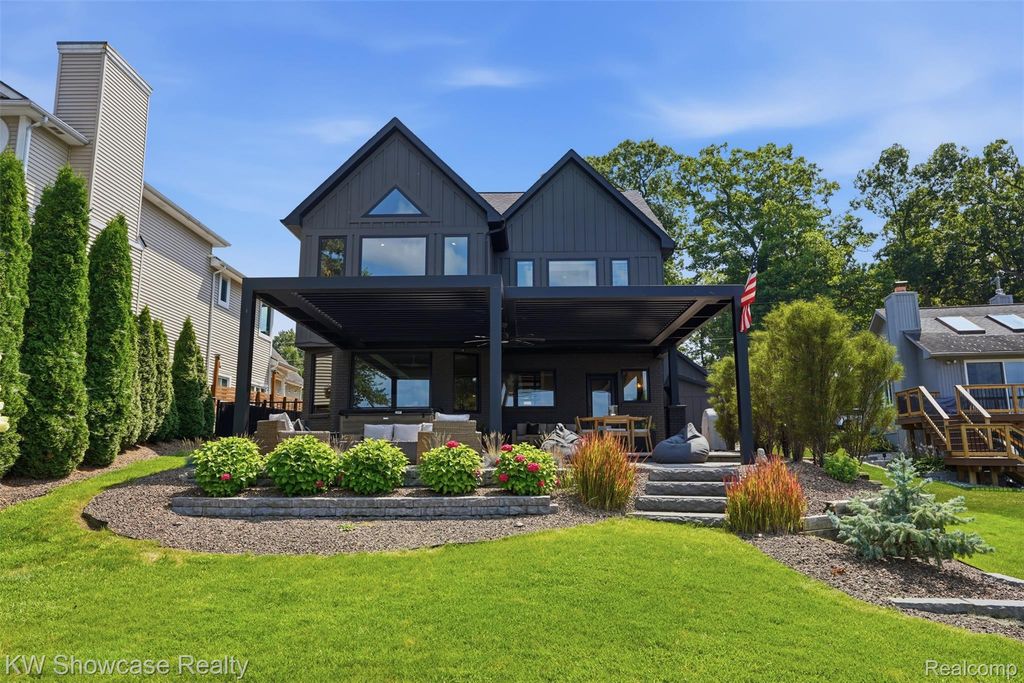 8030 Flagstaff Street, Commerce Twp
