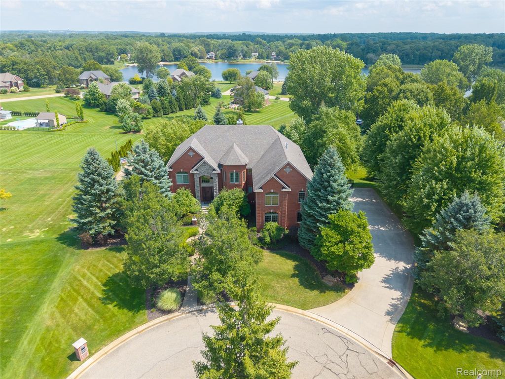840 High View Court, Oxford charter township