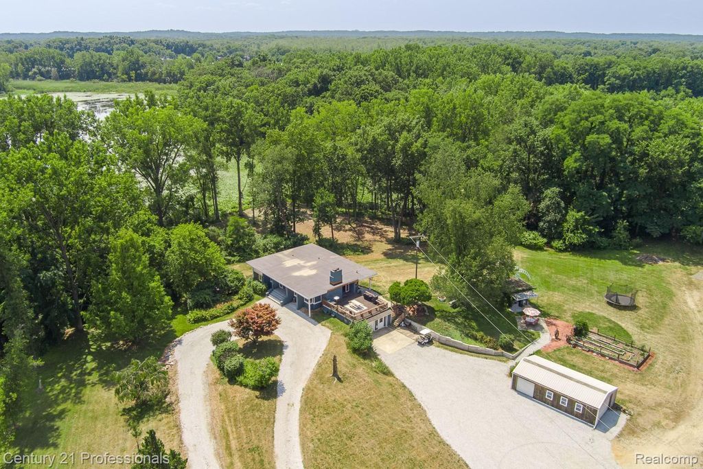 9561 Ute Pointe Drive, Springfield charter township